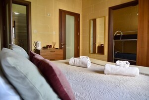 Habitación familiar | Sábanas italianas Frette y ropa de cama de alta calidad 