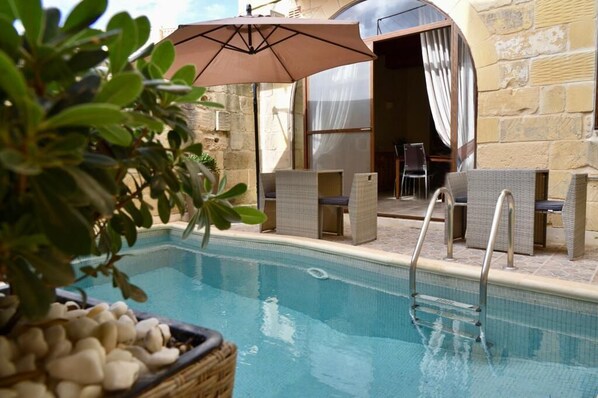 Seasonal outdoor pool, open 10:30 AM to 9:30 PM, pool umbrellas - San pawl bnb farmhouse Kortoll (Xaghra)
