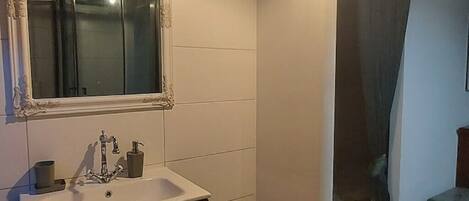 シャワー、ヘアドライヤー、タオル、石鹸