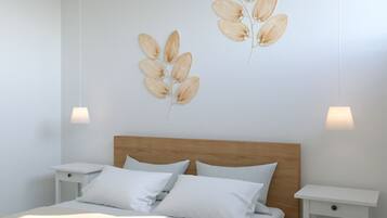 Une chambre à coucher moderne avec une tête de lit en bois, un grand lit avec une literie blanche, deux tables de chevet et des œuvres d’art murales.
