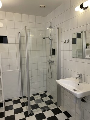 Douche, chauffage par le sol (salle de bains), serviettes fournies