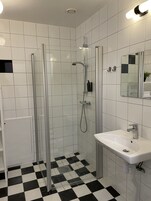 Ducha, piso con calefacción en el baño, toallas