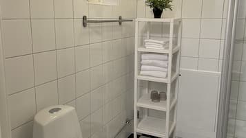 Ducha, piso con calefacción en el baño, toallas