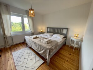 2 Schlafzimmer, Schreibtisch, Reisekinderbett, kostenloses WLAN
