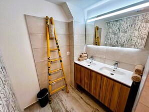 Douche, articles de toilette écologiques, sèche-cheveux