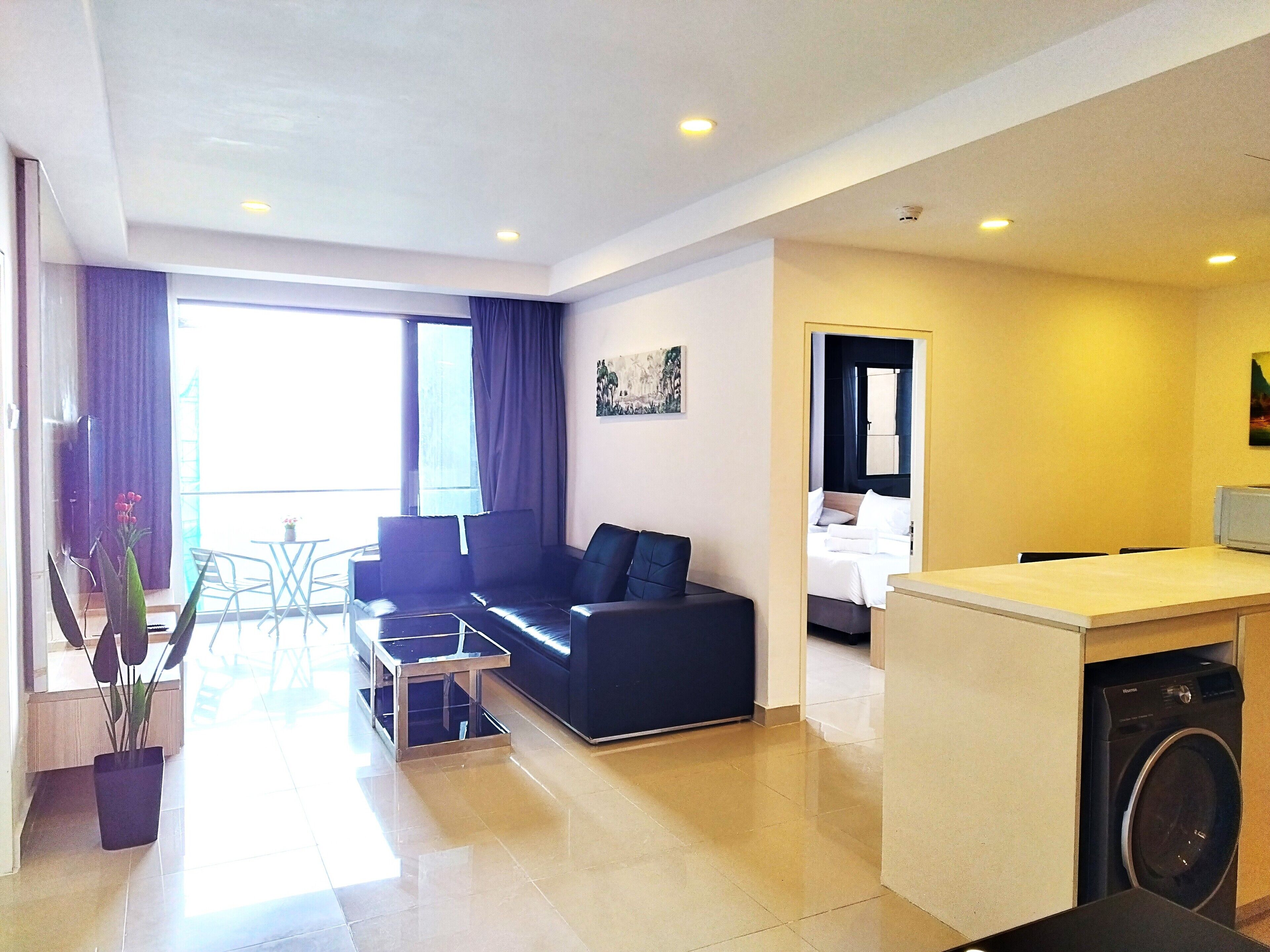 Deluxe Apartment | Living area | Flat-screen TV