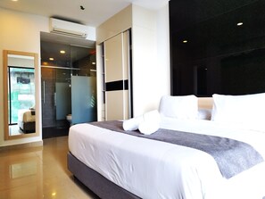 Apartemen Deluks | 2 kamar tidur, seprai antialergi, brankas, dan meja kerja