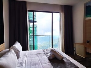 Deluxe Apartment | 2 bedrooms, hypo-allergenic bedding, in-room safe, desk - GentingTop BreezyColdSty2R2B GrdIonDelmn (Genting Highlands)