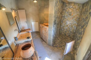 Regadera, secadora de cabello, toallas, jabón 