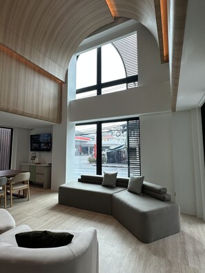 Televisi LCD 65-inci dengan saluran TV digital