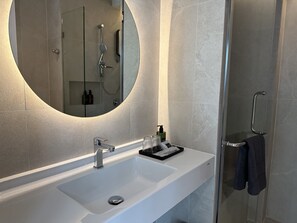 Shower, rainfall showerhead, hair dryer, towels - Jace Hotel (Bangkok)