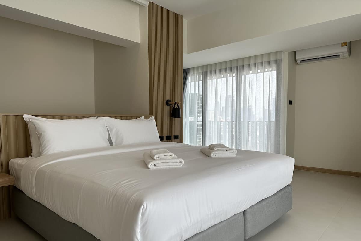 1 habitación, cortinas blackout, wifi gratis y ropa de cama