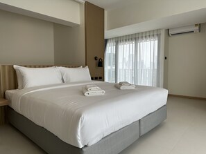 Kamar Deluks | Tirai kedap cahaya, Wi-Fi gratis, dan seprai linen