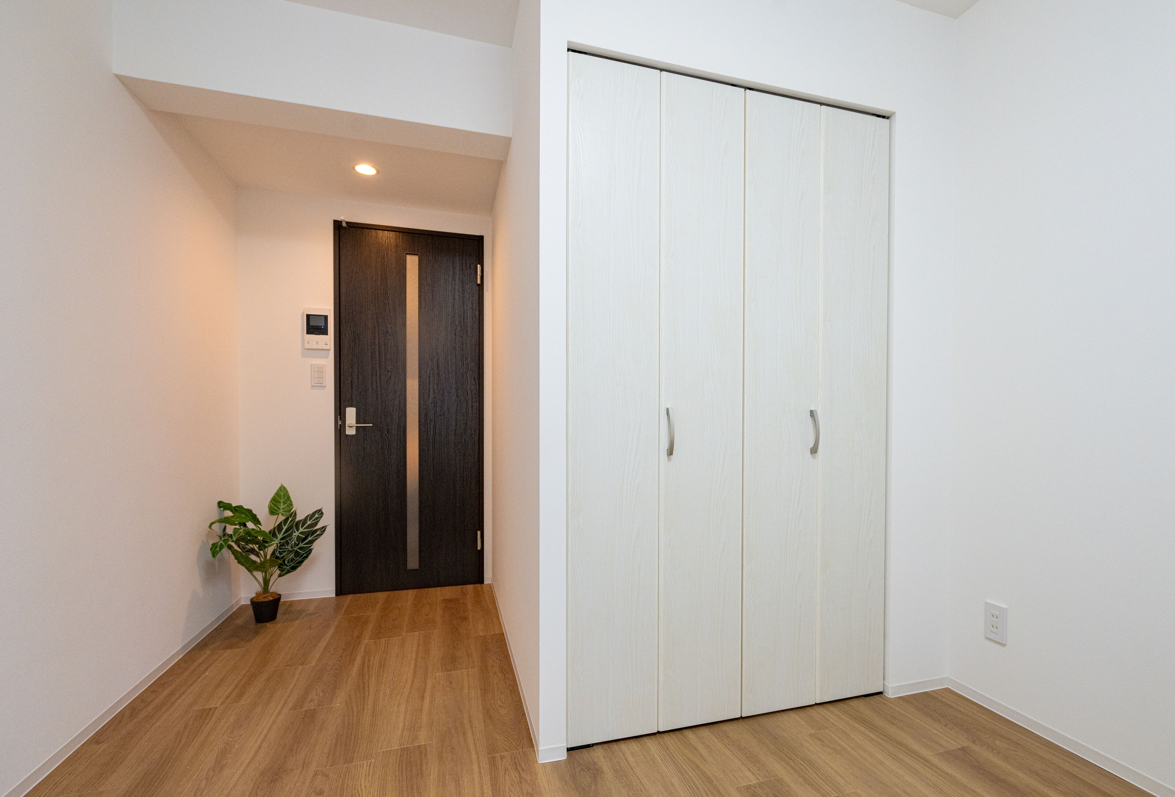 Basic-Vierbettzimmer | Wohnbereich | Flachbildfernseher