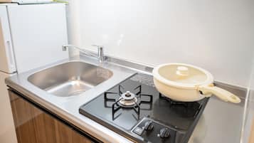 Refrigerador, microondas, parrilla de estufa y arrocera