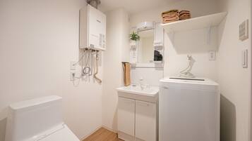 Bañera y ducha independientes y artículos de higiene personal gratuitos