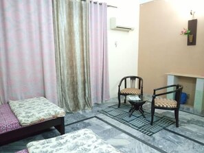 Deluxe Double Room | Soundproofing, iron/ironing board, free WiFi - Bourbon Bliss Guest House (Islamabad)