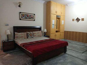 Deluxe Double Room | Soundproofing, iron/ironing board, free WiFi - Bourbon Bliss Guest House (Islamabad)