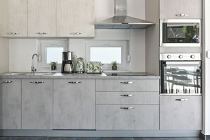 Réfrigérateur, four, plaque de cuisson, bouilloire électrique