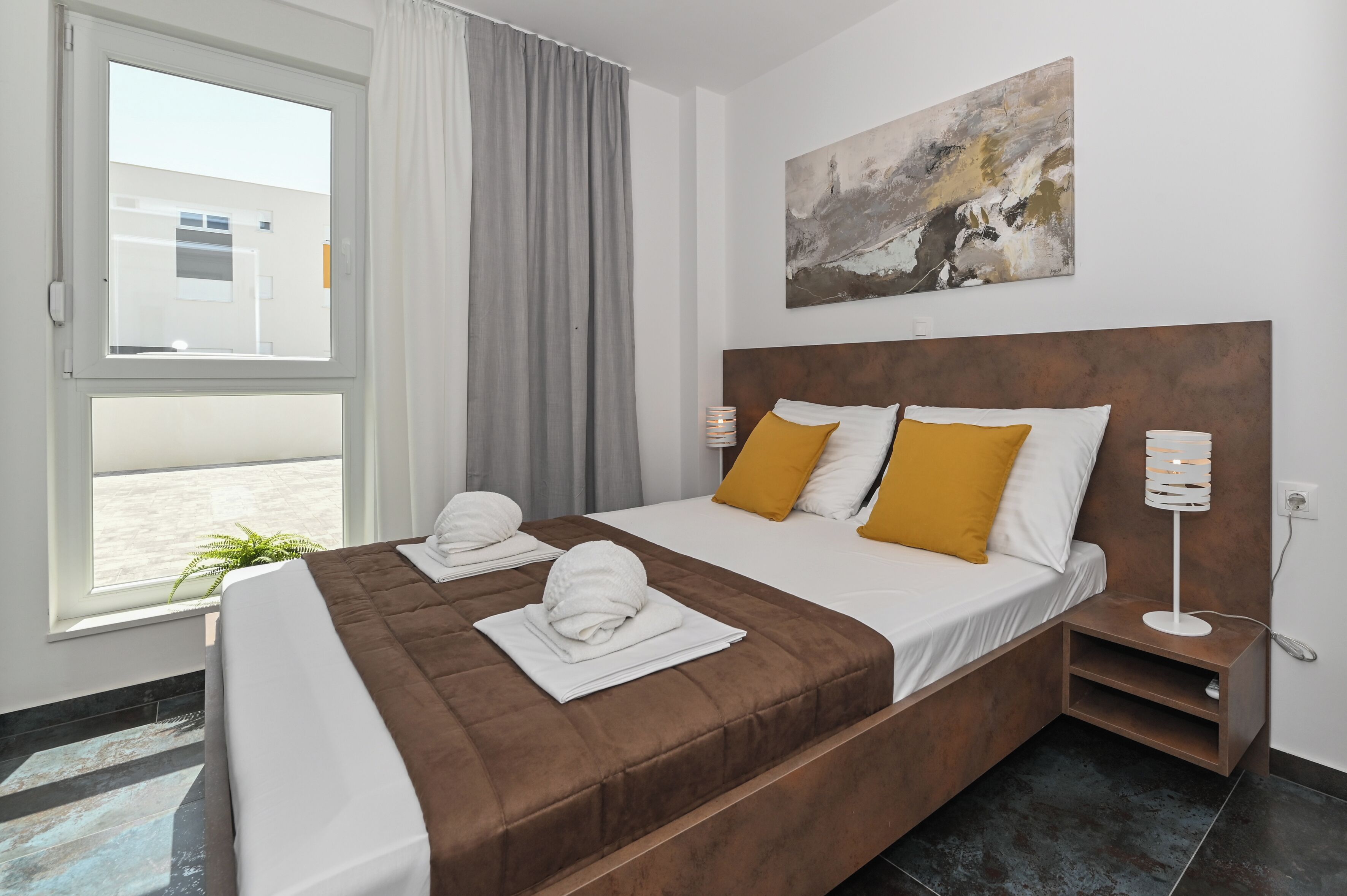 6 bedrooms, in-room safe, desk, iron/ironing board