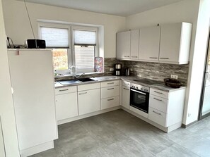 Kylskåp, mikrovågsugn, ugn och spishäll