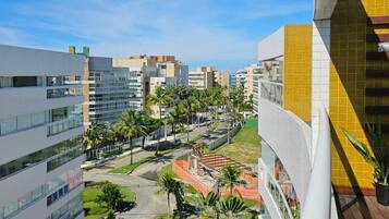 Menos de 5min de caminhada até a praia com cadeiras e guarda-sóis fornecidos.