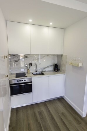 Refrigerador, horno, cafetera/tetera, utensilios de cocina