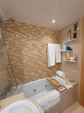 Serviettes fournies, savon, papier toilette