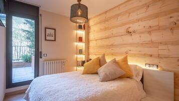 2 bedrooms, desk, iron/ironing board, travel crib