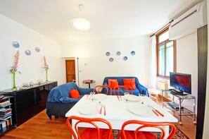 Apartment | Living area | 32-inch flat-screen TV with satellite channels - DolceVita Apartments N. 285 (Venice)