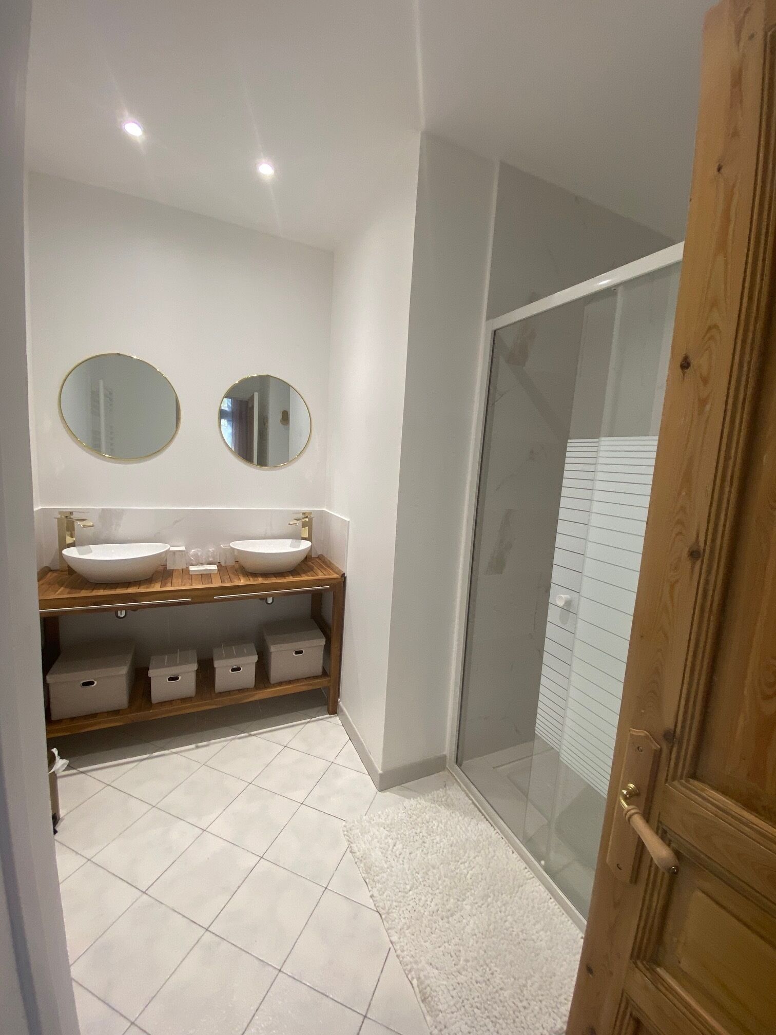 La Sultana | Bathroom | Shower, hair dryer, soap, toilet paper