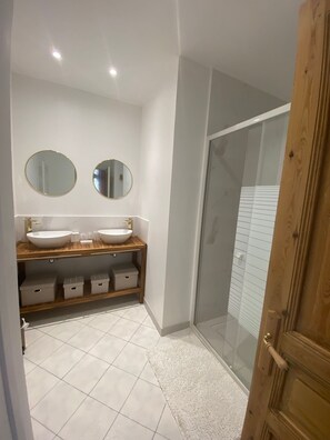 La Sultana | Badkamer | Een douche, een haardroger, zeep, toiletpapier