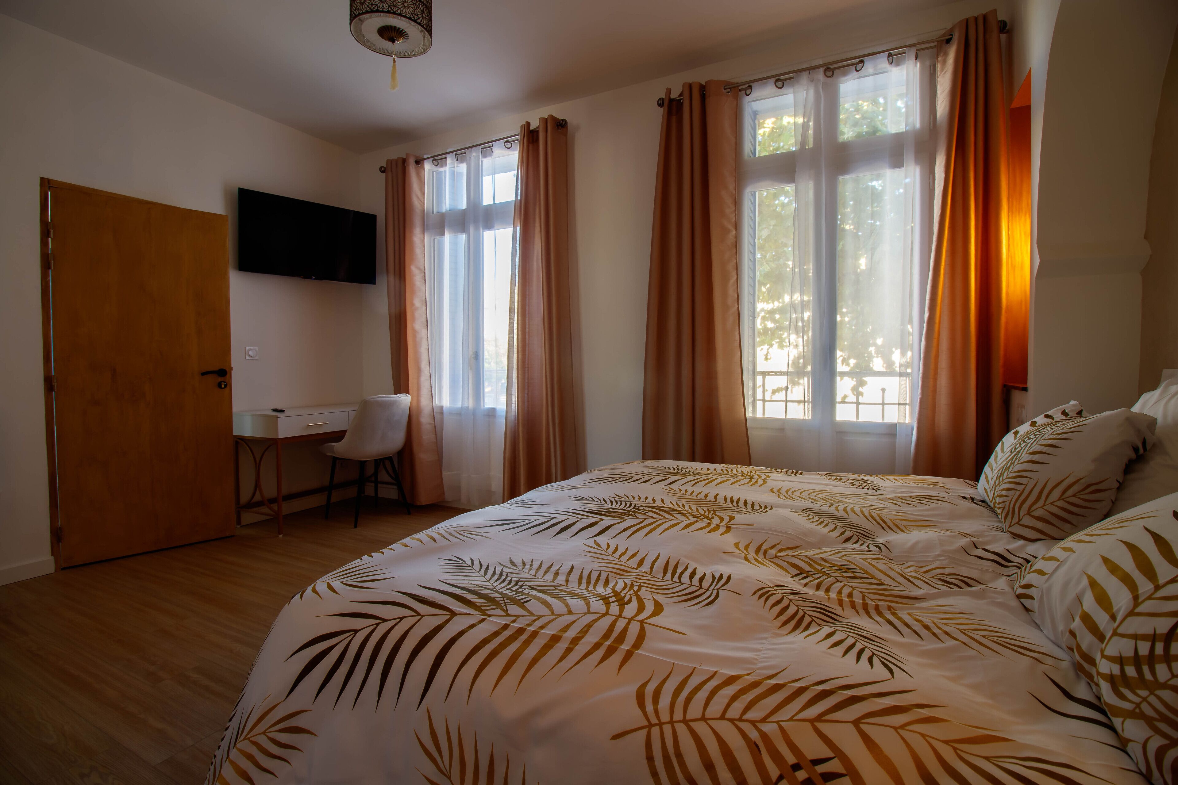 Une chambre à coucher avec un lit, un bureau et une chaise.