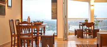 Stunning Art filled / Water View apt in Kochi