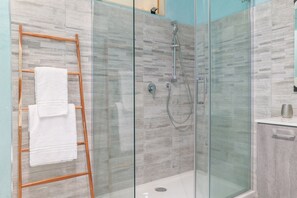 Dusche, Haartrockner, Bidet, Handtücher