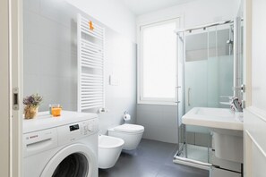 Douche, sèche-cheveux, bidet, serviettes fournies