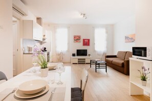 TV - Easylife - Style and comfort at Navigli (Milano)