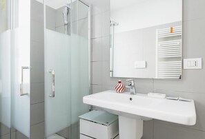 Shower, hair dryer, bidet, towels - Easylife - Style and comfort at Navigli (Milano)