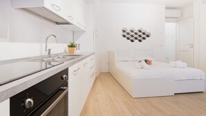 Cocina moderna con horno integrado y pileta.