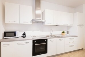 Fridge, microwave, oven, stovetop - Easylife - Exclusive nest on the Navigli (Milano)