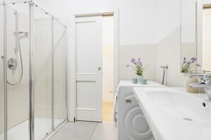 Douche, sèche-cheveux, bidet, serviettes fournies