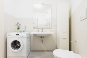 Douche, sèche-cheveux, bidet, serviettes fournies