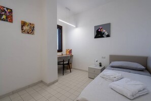 2 室のベッドルーム、デスク、WiFi、ベッドシーツ