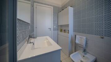 Doccia, asciugacapelli, bidet