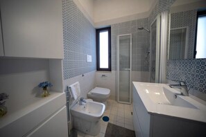 シャワー、ヘアドライヤー、ビデ