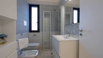 Doccia, asciugacapelli, bidet