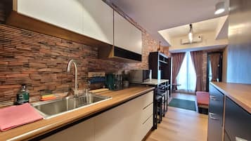 Apartamento superior, 2 habitaciones, no fumadores, vistas al mar | Cocina privada | Nevera en la zona común, microondas y placa de cocina