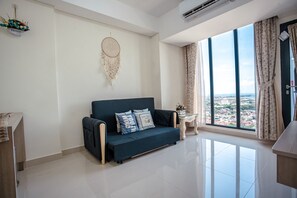 Leilighet – premium, 1 kingsize-seng med sovesofa, ikke-røyk, sjøutsikt | Oppholdsområde | En 25-tommers Flatskjerm-TV med digitale kanaler