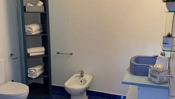 Economy Apartment | Bathroom | Bathtub, free toiletries, bathrobes, bidet