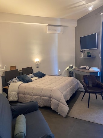 Caja de seguridad en la habitación y escritorio